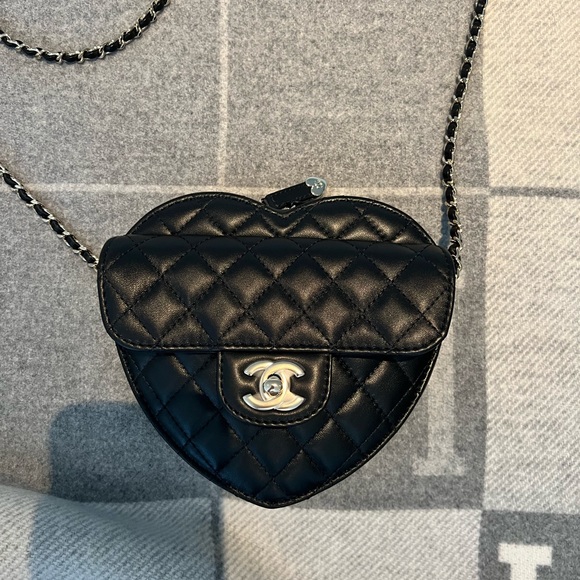 SOLD!! Chanel heart bag - Picture 4 of 7